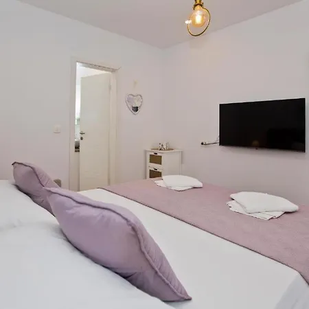 Апартаменти Juric 1 *